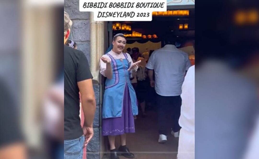 Un empleado, vestido de mujer y con maquillaje, da la bienvenida a la boutique Bibbidi Bobbidi. Foto: Captura