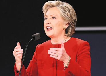 No se envenenen por una "buena idea" de Trump, critica Hillary Clinton