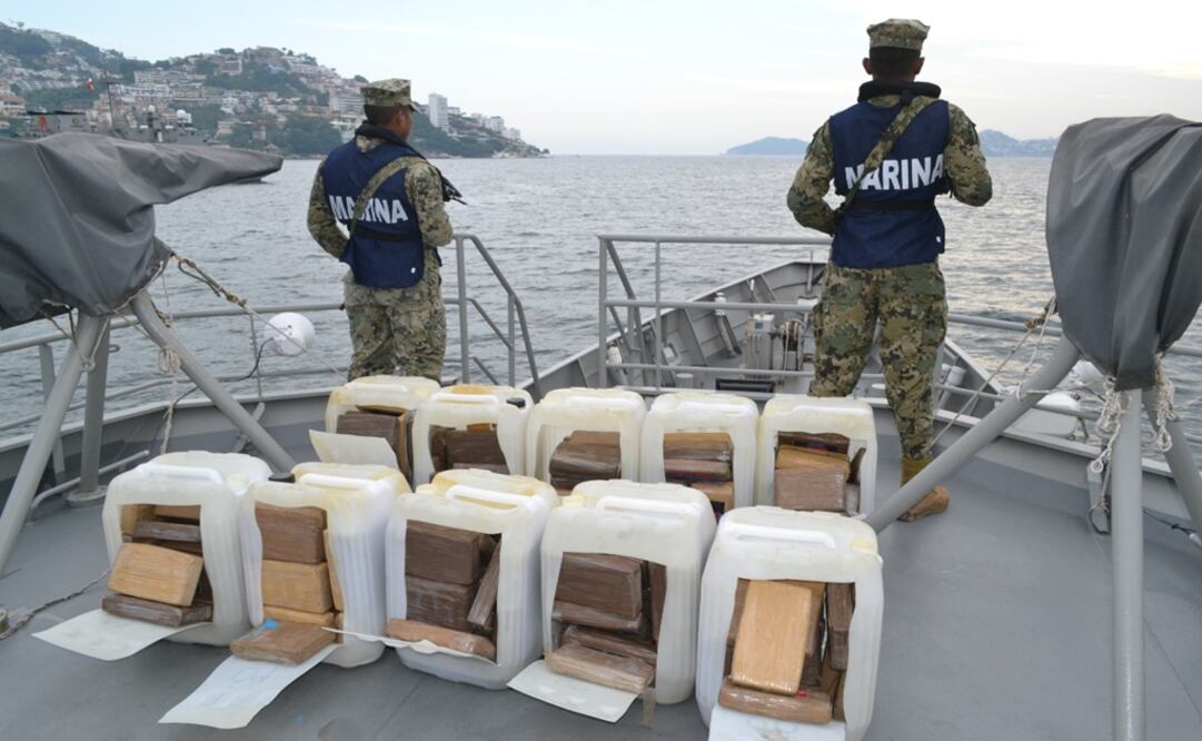 Bidones con paquetes de presunta cocaína en el interior. Foto: Especial