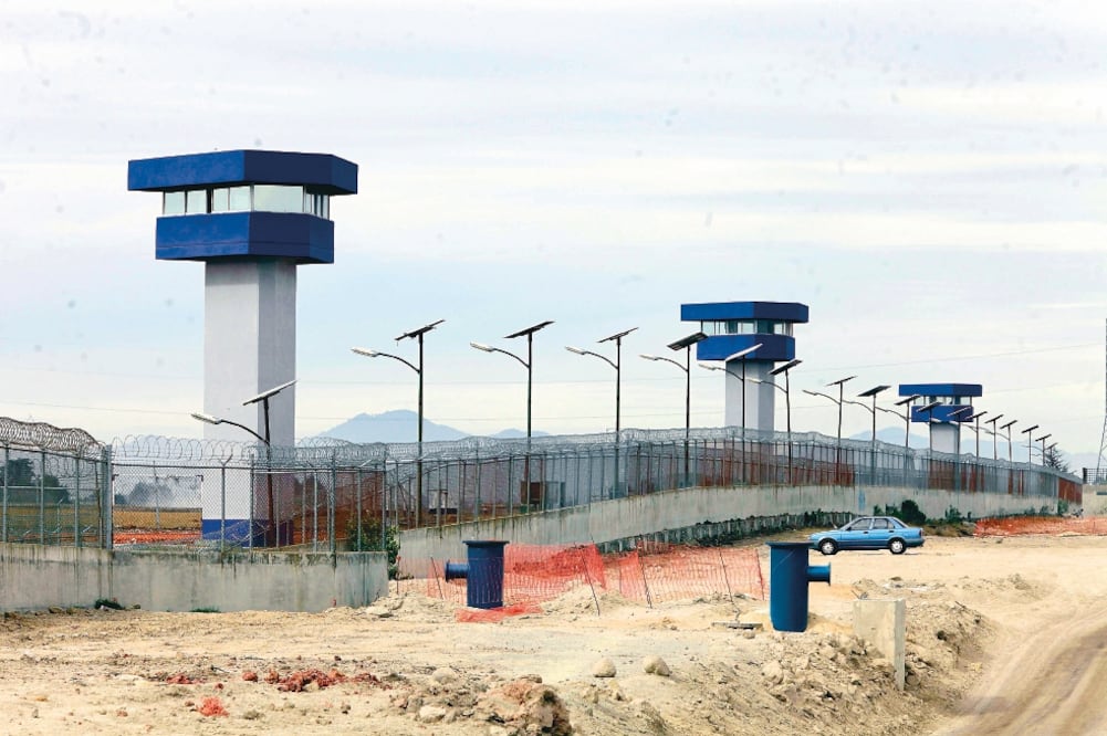 Sin notificaciones oficiales y usurpando funciones que no les correspondía funcionarios federales entraban al penal de El Altiplano de forma irregular. (ARCHIVO EL UNIVERSAL)
