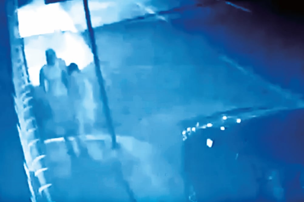 Las tomas de video muestran que antes de la agresión, los sujetos se escondieron entre dos automóviles para sacar lo que parece un cuchillo (TOMADA DE VIDEO)