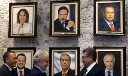 Monreal y Creel posan e intercambian halagos en develación de fotos de la Jucopo