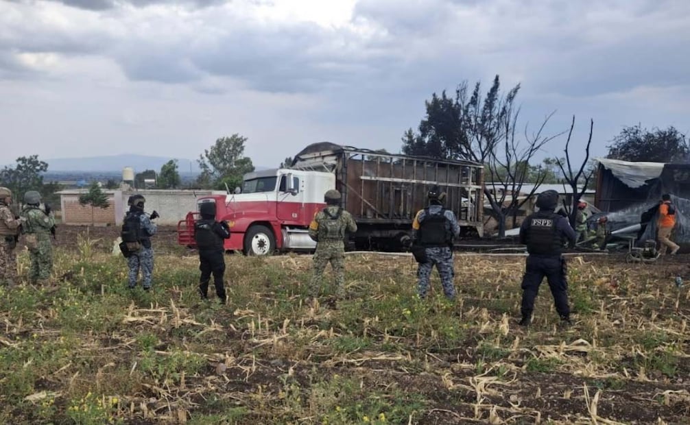 Incendio de tractor destapa almacén clandestino de hidrocarburo en Guanajuato; aseguran cisternas y tractocamión.
Foto: Especial.
