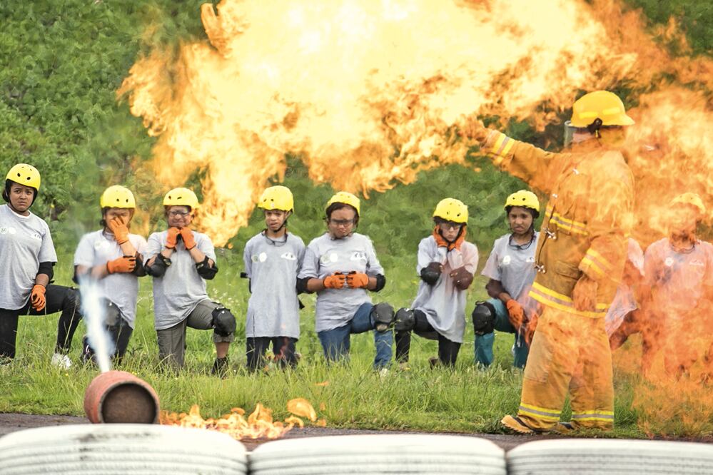 Los menores de edad observan cómo integrantes del ERUM entran en acción ante el riesgo de un tanque incendiado. FOTOS: GERMÁN ESPINOSA. EL UNIVERSAL