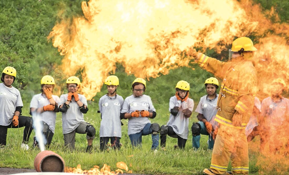 Los menores de edad observan cómo integrantes del ERUM entran en acción ante el riesgo de un tanque incendiado. FOTOS: GERMÁN ESPINOSA. EL UNIVERSAL