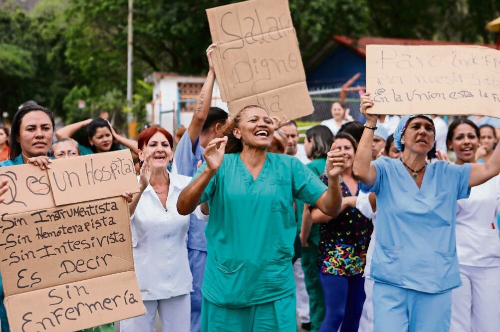 Médicos y enfermeras protestaron ayer en demanda de mejoras salariales y dotación de materiales de salud en medio de la crisis económica. Foto: CRISTIAN HERNÁNDEZ. EFE