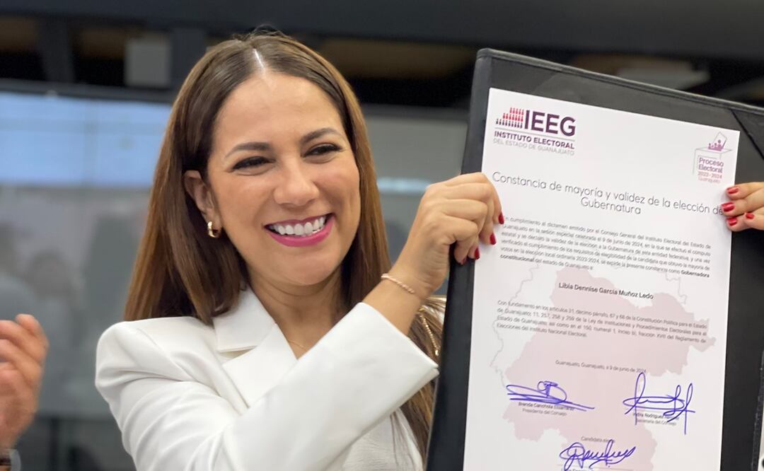 Libia Dennise García recibe constancia como primera Gobernadora de Guanajuato con un millón 393 mil votos. Foto: Xóchil Álvarez