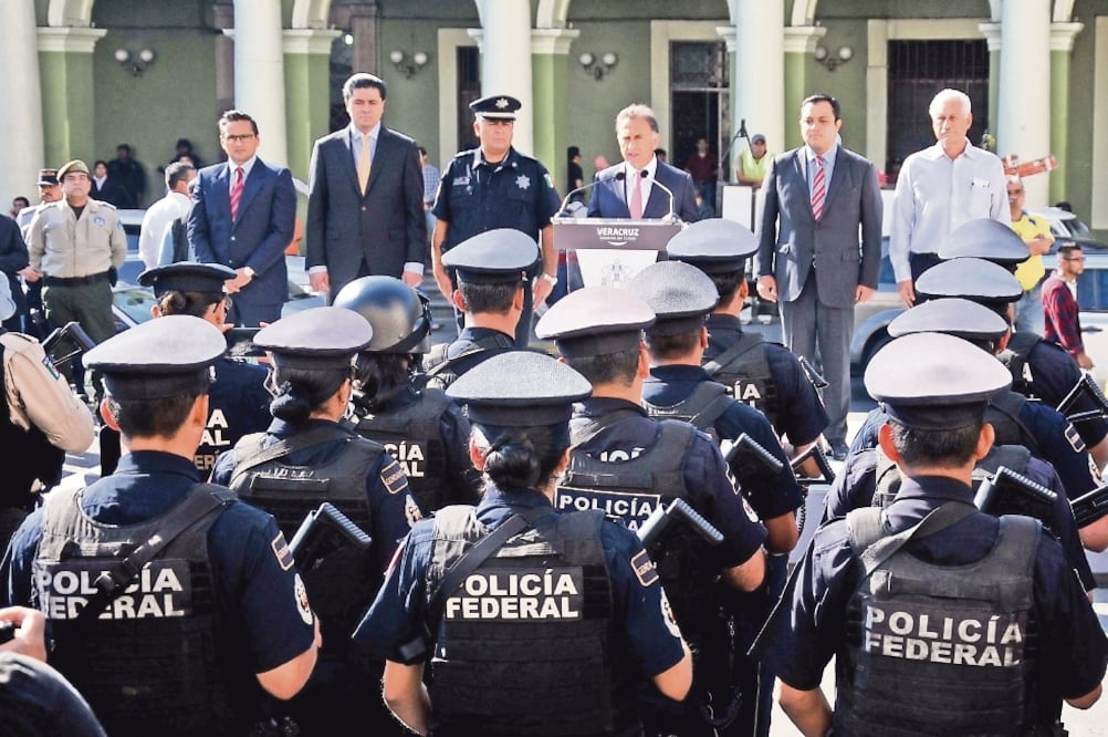 Al recibir a agentes de la Gendarmería en Xalapa, el gobernador panista Miguel Ángel Yunes reconoció que el estado pasa por una etapa " muy difícil" en seguridad y admitió un repunte en la incidencia delictiva (MIGUEL CARMONA. EL UNIVERSAL)