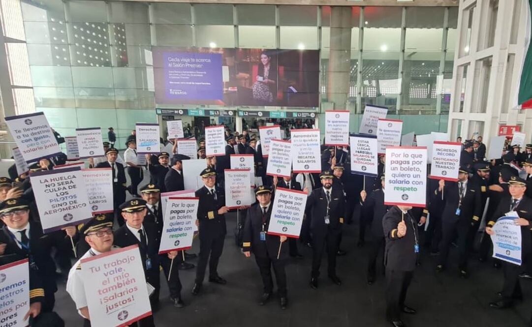 Los pilotos de ASPA se manifestaron hoy en las instalaciones de la Terminal 2 del AICM para hacer público el desinterés de la aerolínea por alcanzar un acuerdo en la revisión contractual en tiempo y forma, que evite afectaciones a los pasajeros. Foto: Cortesía ASPA