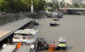 Cinco policías resultan heridos tras choque de lancha con puente de Westminster en Londres; tres caen al Támesis