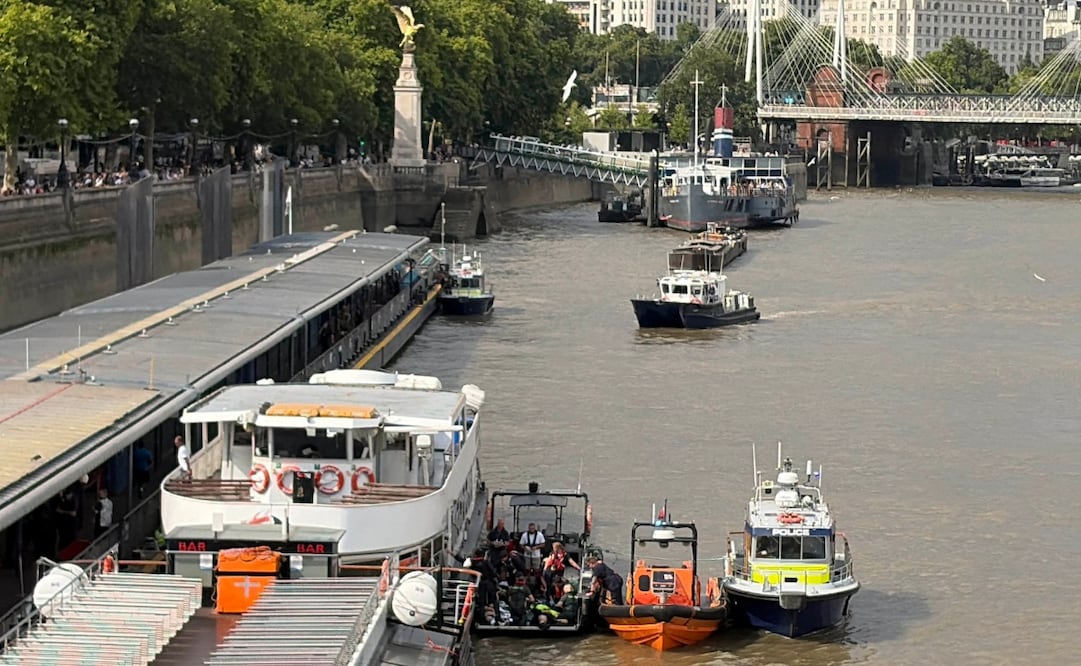 Personal de los servicios de emergencia atiende el área del puente de Westminster, en Londres, después de que una lancha de la Policía Metropolitana se estrellara contra la estructura y dejara cinco agentes heridos. Foto: AP