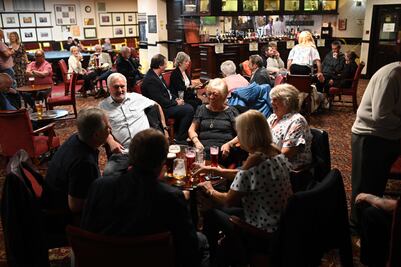 Noche de fiesta "fuera de control" en Inglaterra en reapertura de bares