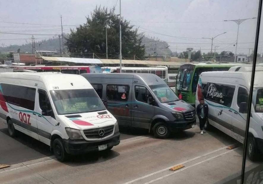 Los manifestantes denunciaron presuntas irregularidades relacionadas con el cierre de oficinas y sanitarios que utilizaban en la zona. Foto: Especial