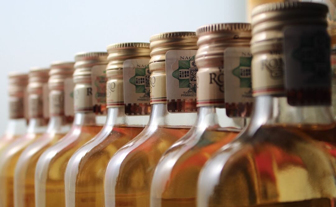 Authorities have not said whether people drank the adulterated alcohol because legitimate liquor was unavailable or whether the economic effects of the lockdown have forced people to turn to cheaper versions - Photo: File Photo/EL UNIVERSAL