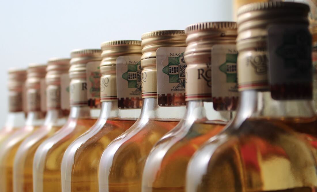 Authorities have not said whether people drank the adulterated alcohol because legitimate liquor was unavailable or whether the economic effects of the lockdown have forced people to turn to cheaper versions - Photo: File Photo/EL UNIVERSAL