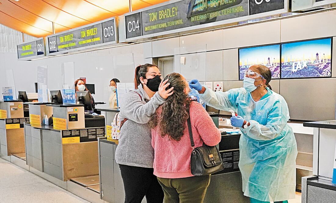 Con el pasaporte, los pasajeros brindarán con mayor seguridad la información de sus pruebas y vacunas a aerolíneas. Foto: JAEC. HON. AP