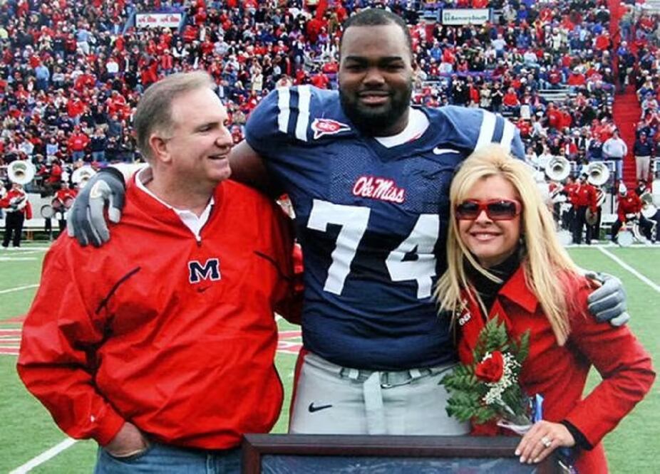 El verdadero Michael Oher junto a los reales Sean y Leigh Anne Tuohy. FOTO: EFE