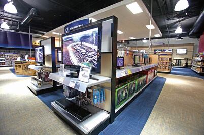 Comando con mazos asalta centro comercial