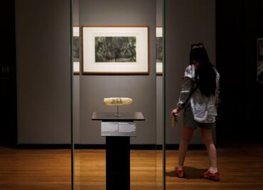 ¿El condón más antiguo?; en Ámsterdam exhiben preservativo de 200 años con estampa erótica de una monja y clérigos