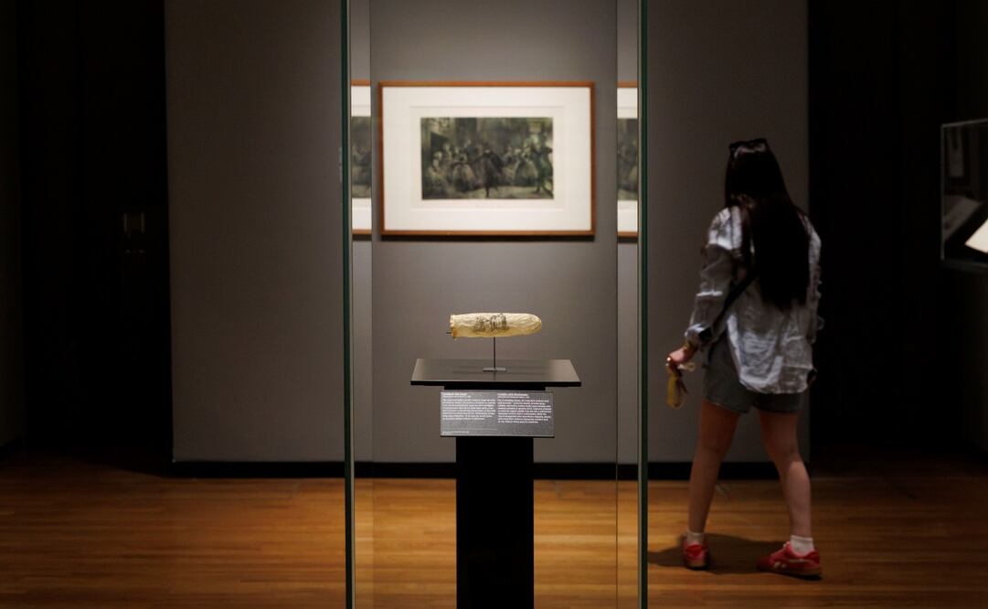 En esta imagen, proporcionada por el Rijksmueum, muestra un condón con estampado, circa 1830, expuesto en el Rijksmuseum de Ámsterdam. Foto: AP