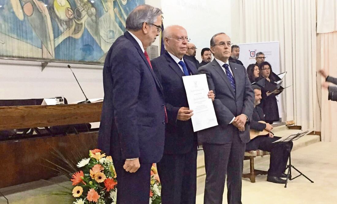Durante la ceremonia en la que recibió el galardón, Narro Robles se refirió a la desvalorización de la política como un problema que aqueja a la sociedad, el cual aleja a los jóvenes y disminuye las posibilidades de alcanzar acuerdos (SSA)