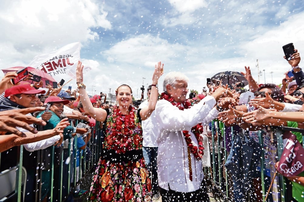Andrés Manuel López Obrador asistió a la capital de Oaxaca a su cierre de campaña regional, acompañado de su esposa Beatriz Gutiérrez, quien portaba un vestido tradicional de las mujeres indígenas del Istmo de Tehuantepec. Foto:VALENTE ROSAS. EL UINVERSAL