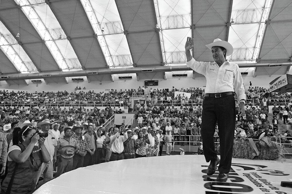 Héctor Yunes Landa, candidato de la Alianza para Mejorar Veracruz, encabezó ayer un evento con ganaderos de la región en el auditorio Benito Juárez (ALEJANDRO ACOSTA. EL UNIVERSAL)