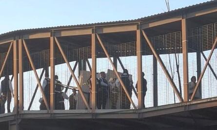 Muere adulto mayor en Línea 2 del Mexibús; se desvaneció cuando caminaba por el paso de usuarios del sistema de transporte