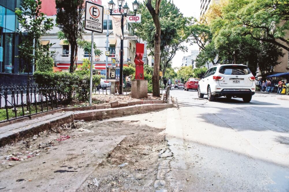 Baches, zanjas y ambulantes invaden la calle; habitantes piden que sea intervenida inmediatamente. (FOTO: JOSE ANTONIO TORRES. EL UNIVERSAL)