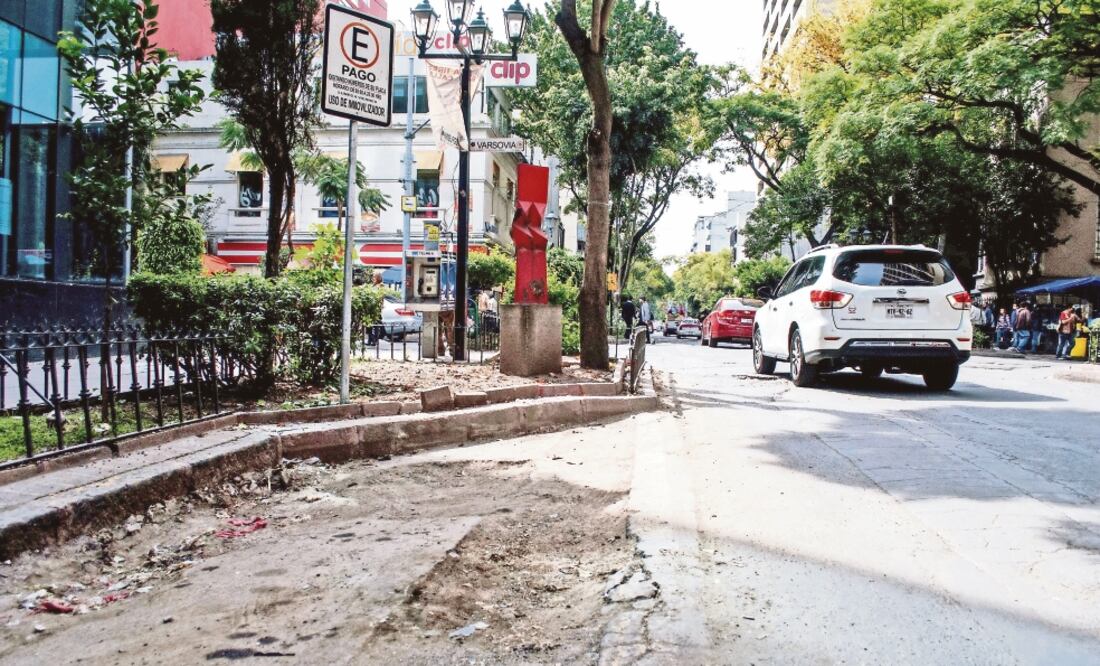 Baches, zanjas y ambulantes invaden la calle; habitantes piden que sea intervenida inmediatamente. (FOTO: JOSE ANTONIO TORRES. EL UNIVERSAL)