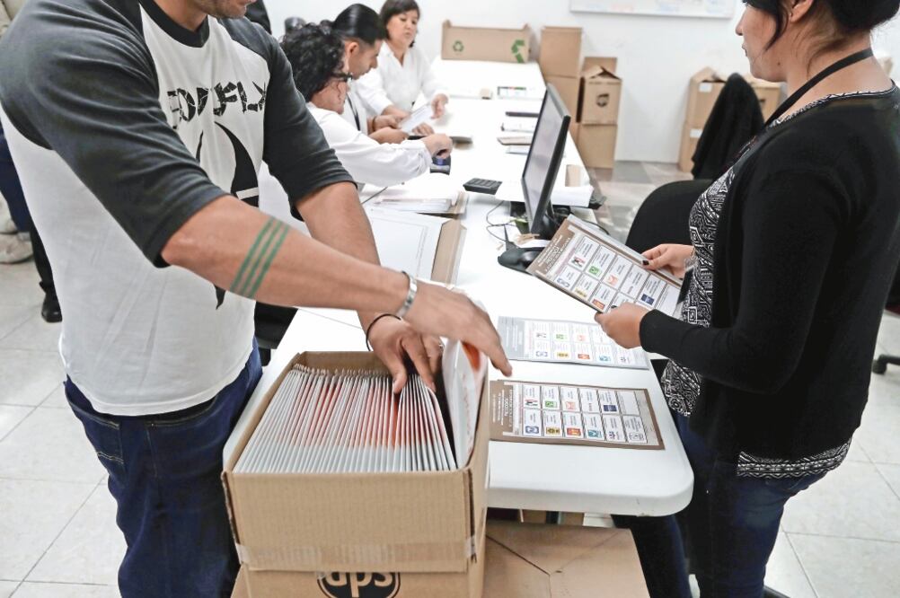 El INE prepara los paquetes electorales que son enviados a 181 mil ciudadanos mexicanos que radican en el extranjero. Foto: LUIS CORTÉS. EL UNIVERSAL