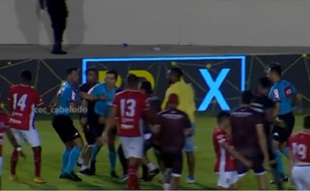 VIDEO: Un árbitro es agredido por presidente, jugadores y aficionados de un equipo durante la Copa de Brasil