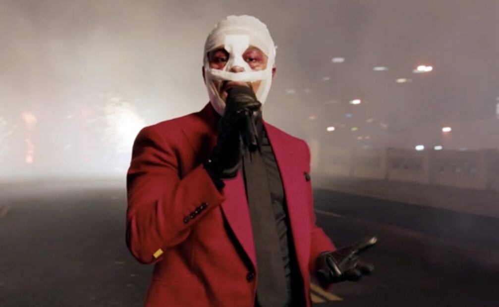 The Weeknd muestra su nuevo rostro en "Save your tears" y hacen memes