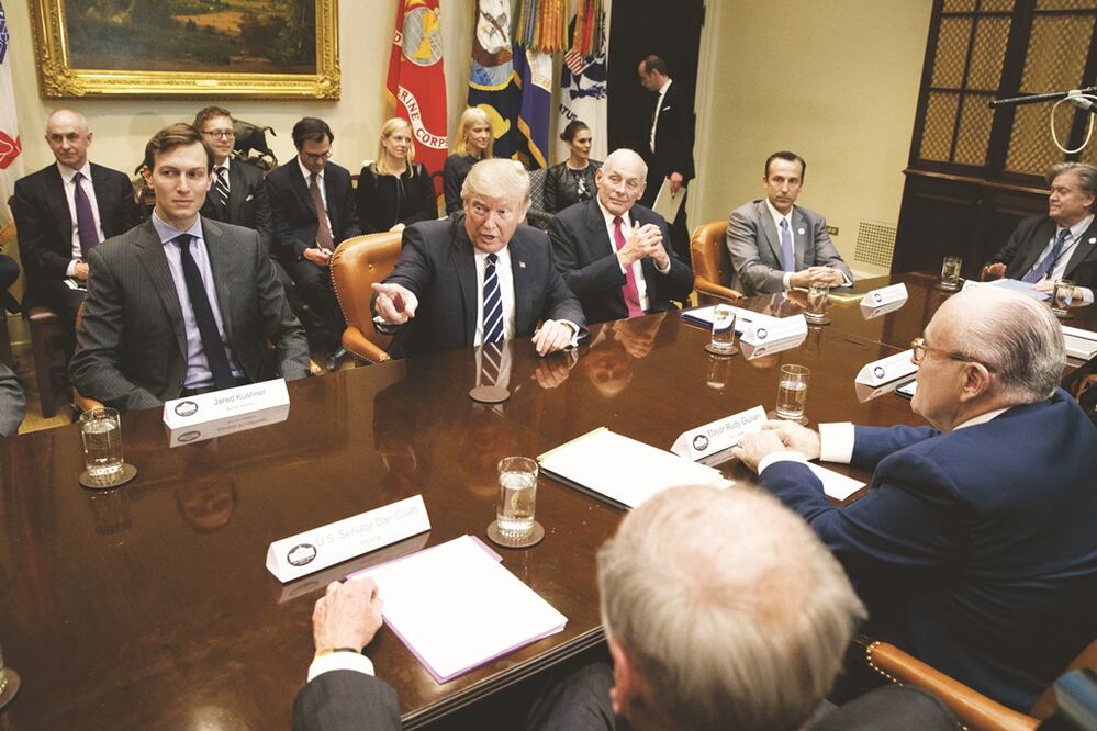 El presidente Donald Trump, acompañado por su asesor especial Jared Kushner (izq.), en una reunión sobre ciberseguridad, ayer en la Casa Blanca (EVAN VUCCI. AP)