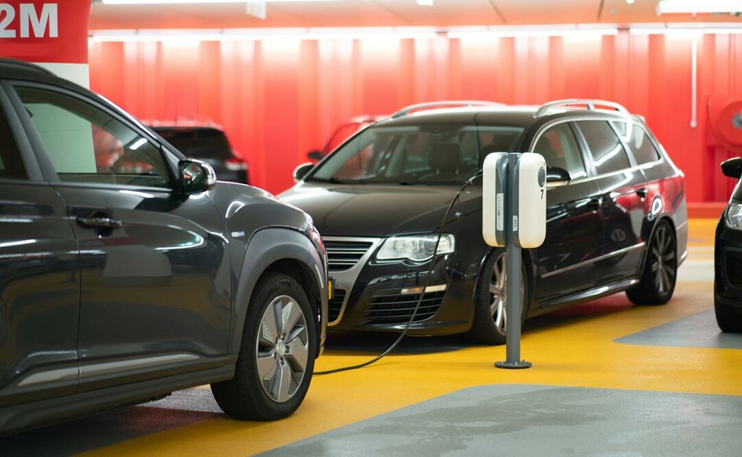 Los autos híbridos contribuyen a la reducción en la emisión de contaminantes, por eso se les otorgan las "placas verdes". Foto: Freepik