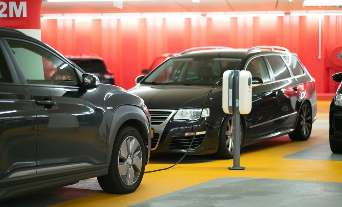 Los autos híbridos contribuyen a la reducción en la emisión de contaminantes, por eso se les otorgan las "placas verdes". Foto: Freepik