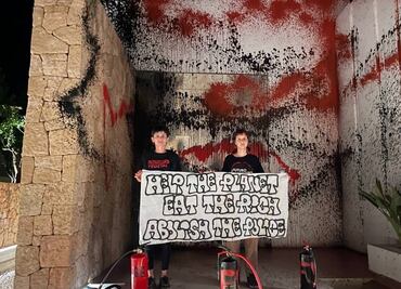 Milei acusa a "comunistas" de vandalizar la casa de Messi; pide a Sánchez garantizar seguridad de argentinos en España