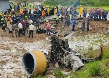 VIDEOS: Así fue el momento en el que avión con 19 pasajeros se desploma en Nepal