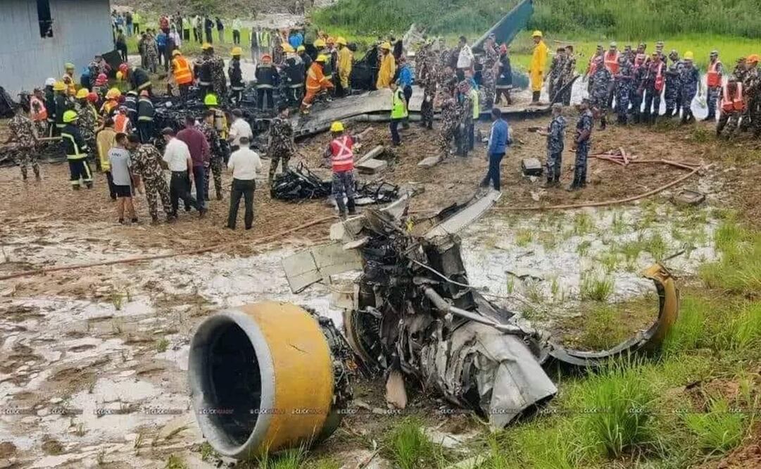 Un avión se desplomó en Nepal cuando despegaba del aeropuerto de Katmandú, dejando un saldo de 18 personas muertas. Foto: Especial