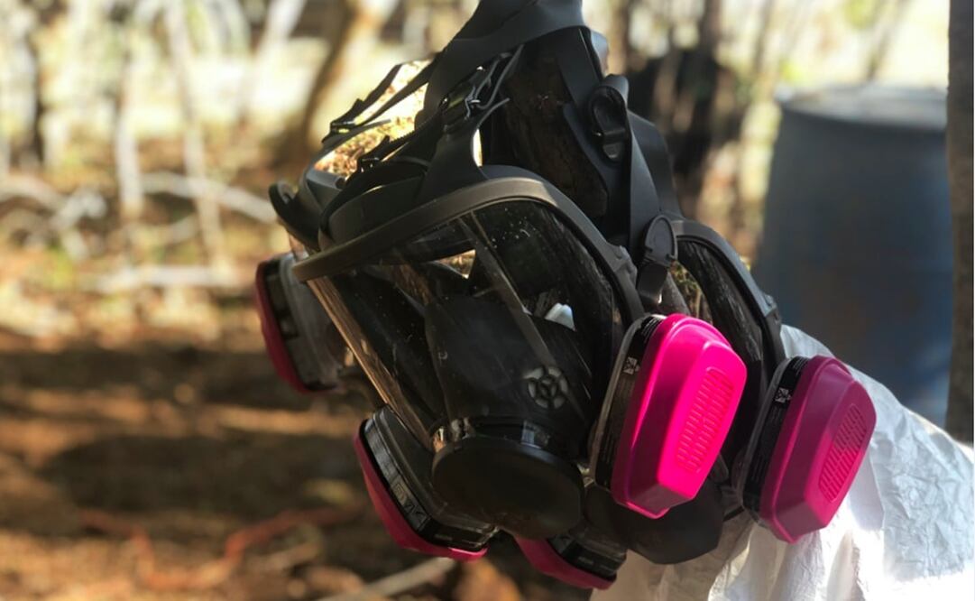 Los cocineros usan máscaras especiales para protegerse durante la elaboración del fentanilo, que dura entre seis y ocho horas. Foto: Peniley Ramirez/Univision Investiga