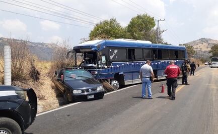 Camión de pasajeros embiste a 10 vehículos en carretera de Malinalco; hay 10 lesionados 