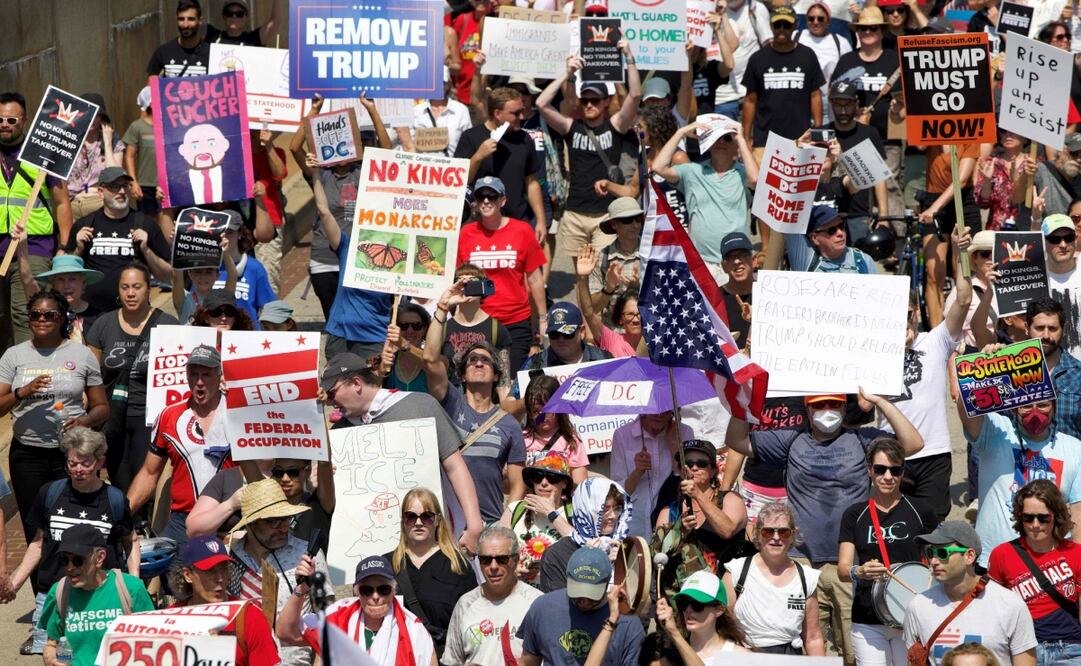 La gente participa en la marcha nacional "Todos Somos DC" en solidaridad con las comunidades de DC y pidiendo el fin del despliegue de tropas de la Guardia Nacional en Washington, DC, el 6 de septiembre de 2025. Foto: AFP
