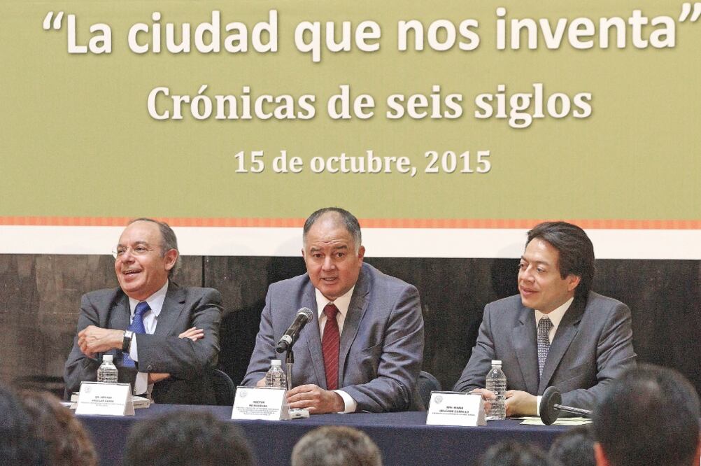 Héctor Aguilar Camín, el autor Héctor de Mauleón y el senador Mario Delgado, durante la exposición sobre el nuevo texto (ADRIÁN HERNÁNDEZ. EL UNIVERSAL)