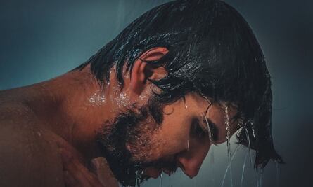 Joven es furor en TikTok por experimento casero sobre ducha diaria; el resultado es sorprendente