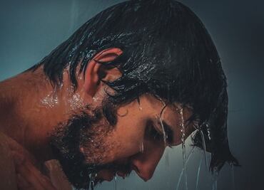 Joven es furor en TikTok por experimento casero sobre ducha diaria; el resultado es sorprendente