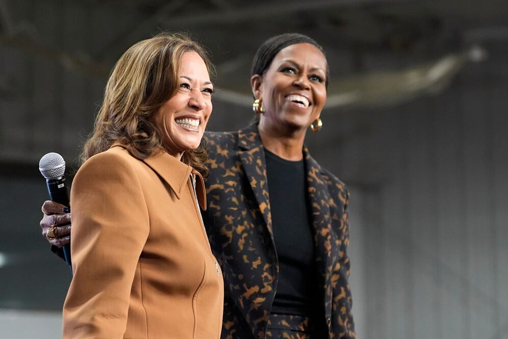 La exprimera dama Michelle Obama, derecha, y la vicepresidenta demócrata y candidata a la presidencia, Kamala Harris, se dirigen a la multitud en el espacio desbordado de un mitin de campaña en el Wings Event Center en Kalamazoo, Michigan. Foto: AP