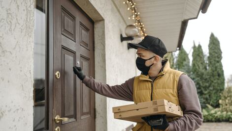 Repartidor roba carcajadas al sacar a bailar a su cliente cuando escucha música