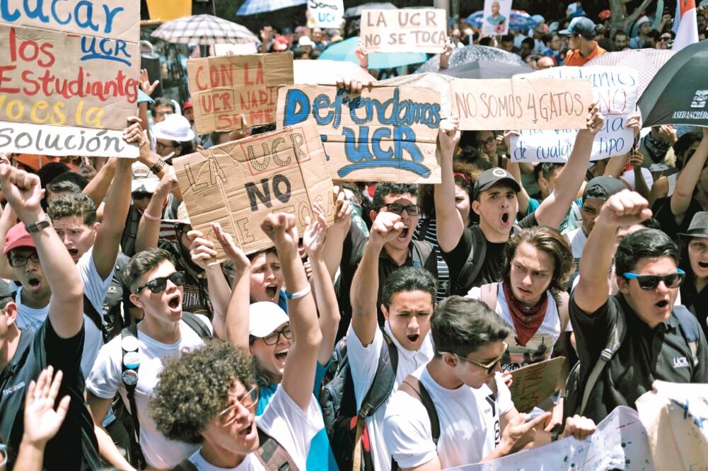 Miles de estudiantes se manifestaron el pasado jueves, un día después de que la policía ingresara a la Universidad de Costa Rica para detener a jóvenes. (JEFFREY ARGUEDAS. EFE)