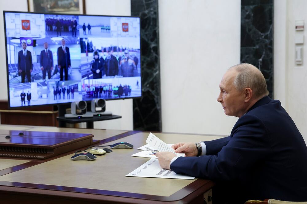 El presidente ruso Vladimir Putin en una videoconferencia sobre el lanzamiento de nuevas instalaciones de infraestructura aérea y vial en varias regiones del país. Foto: AP