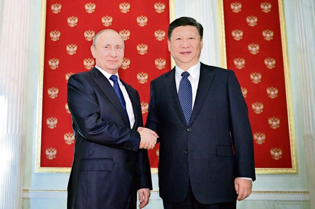 Los presidentes de Rusia, Vladimir Putin (izq.), y de China, Xi Jinping (der.), se reunieron ayer en el Kremlin con el fin de reforzar la relación bilateral (ALEXEI DRUZHININ. EFE)